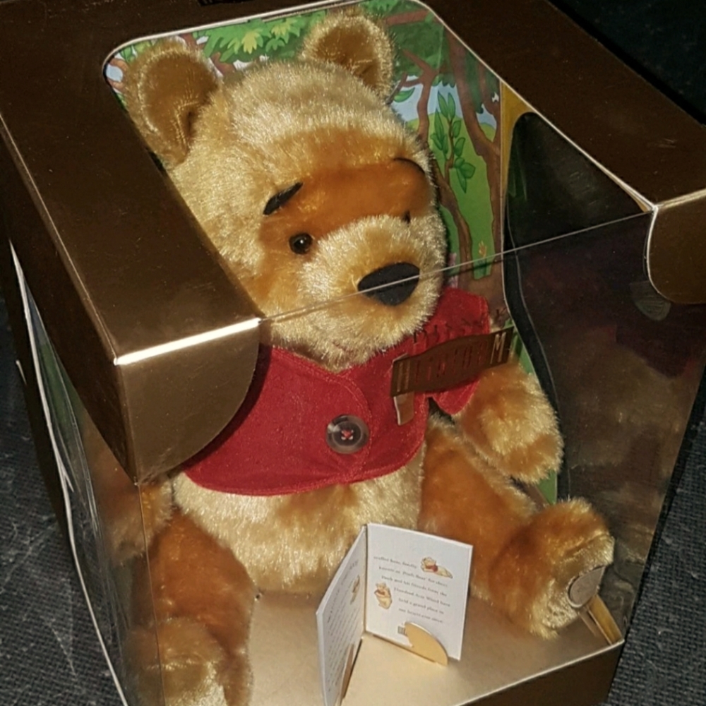 DISNEY Exclusive HEIRLOOM Winnie The Pooh.